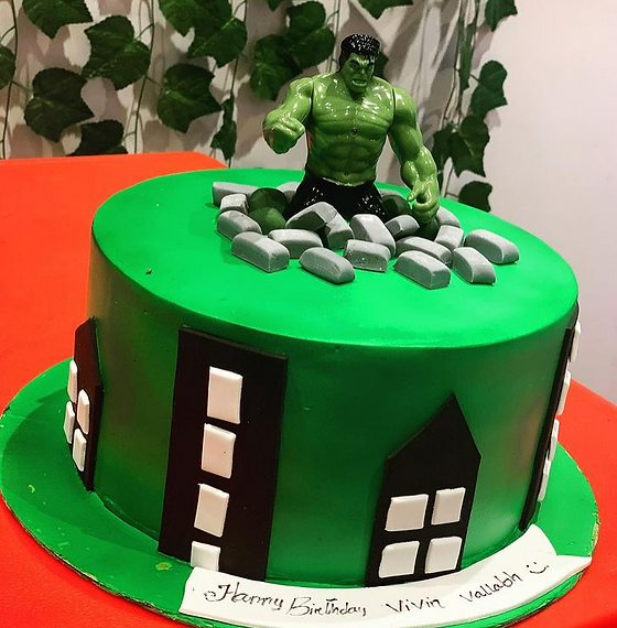 Hulk decorated cake