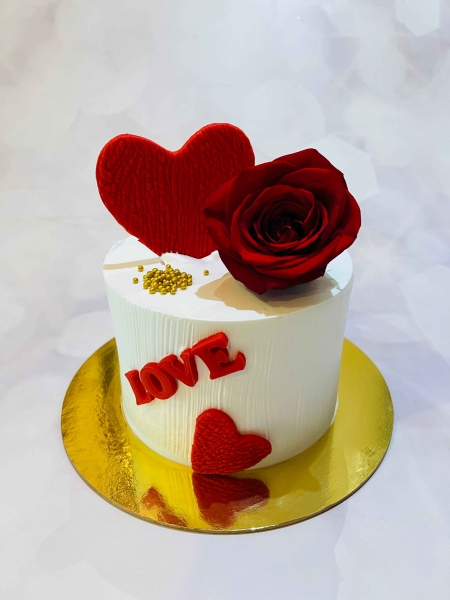 Decorated Red Roses Cake